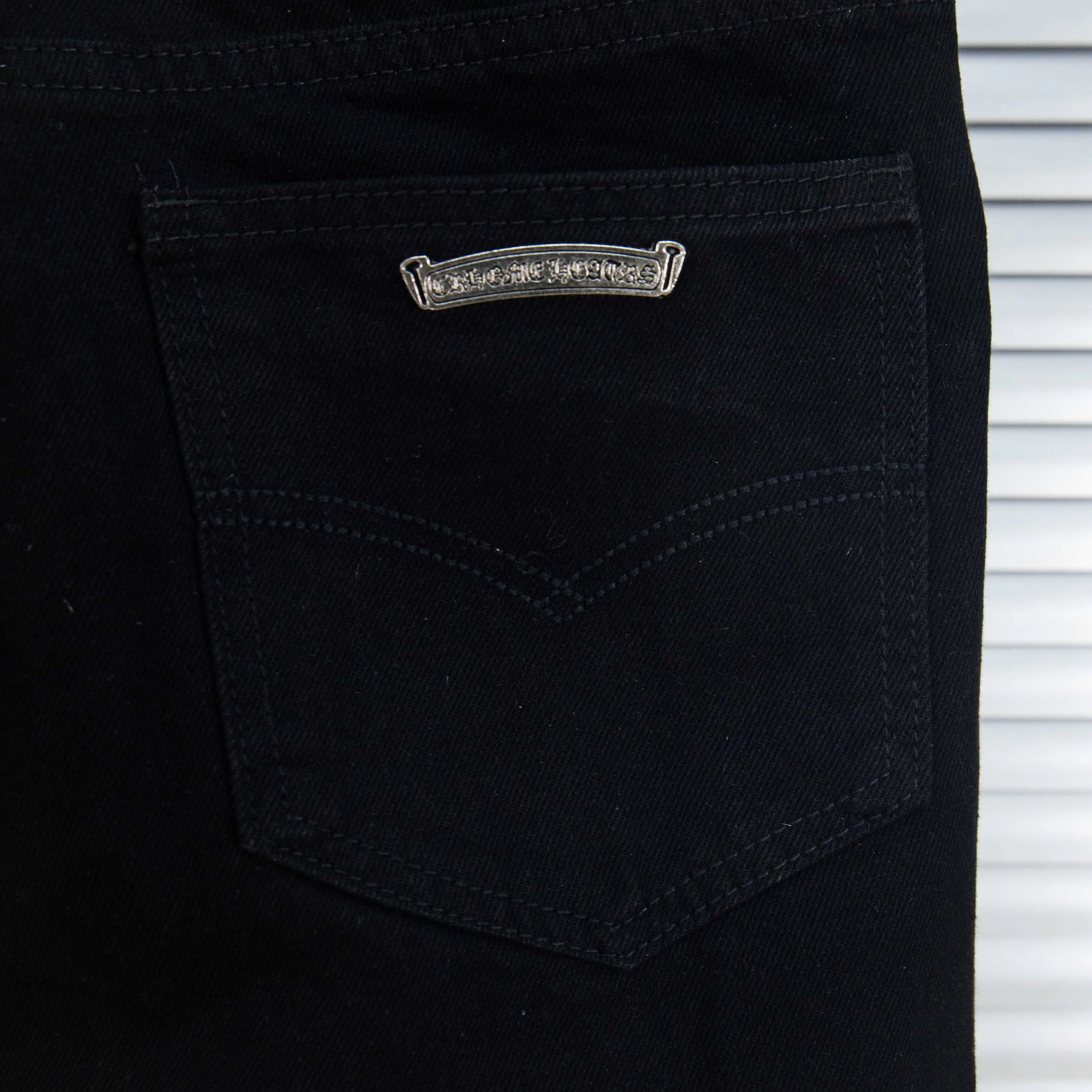 P240 Chrome Hearts black denim jeans with purple leopard print. CH jeans need to be washed and then disassembled and hand-stitched with sheepskin cross leather and then spliced ​​together. The whole piece has too many craftsmanship to explain. The patchwork cross pattern is embellished, and the high-waisted washed jeans! ! Absolutely high-end luxury products, god-level single products and super popular products, made with top heavy industry, a must-see magic weapon. Customized hardware. The fabric is thick and soft after washing. It has good breathability. Customized small leather label. Unique design. The details are simple and elegant, and the workmanship is exquisite. The entire trousers are neatly routed and the details are in place! It’s so cool that both men and women can easily control the genderless trend! Style number: 1798# Color: black Size: 28 30 32 34 36
